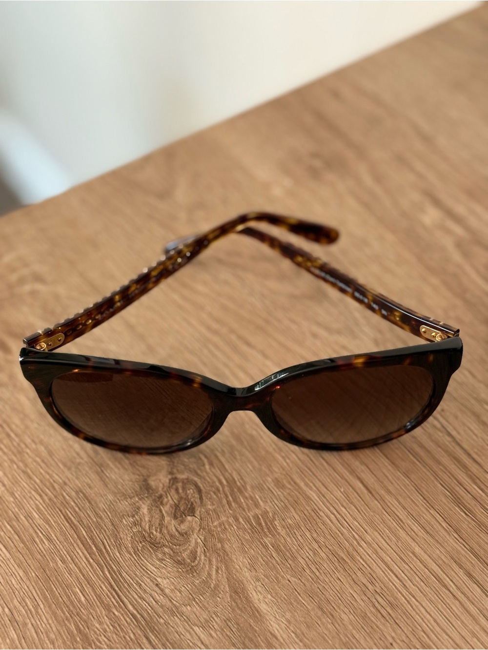 Coach Tortoiseshell Sunglasses with Gradient Brown Lenses + Hard Shell Case - Picture 9 of 9